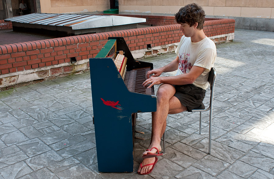 Masecki Martin at his piano set in the courtyard of the building, home to the House of Culture Art Workshops Downtown, London, 12 August 2010, photo: Marek Dusza